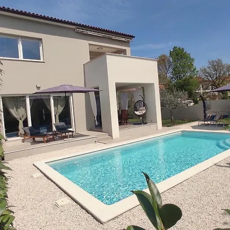 Villa Gorgeous Lola With Private Heated Pool Fazana